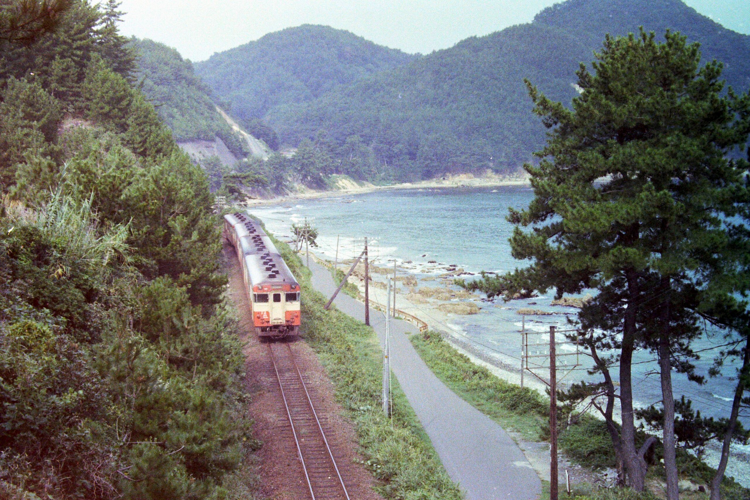 山口県の海沿いを走るローカル鉄道